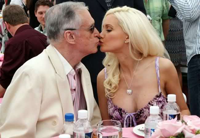 A sugar baby is kissing with her sugar daddy